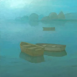 Nebliger blauer See mit Booten
