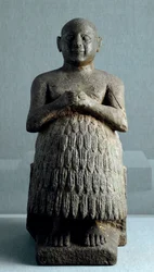 Mesopotamische Kunst: Statue des Priesters und Schreibers Dudu von Lagash. Diorit-Skulptur um 2600 v. Chr. (Sumerische Periode, um 2900-2200 v. Chr.). Höhe: 0,45 m Irakisches Museum, Bagdad