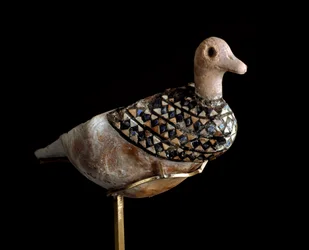Unteres Mesopotamien, Irak, sumerische Kunst: Entenförmige Lampe aus einer Muschel, eingelegt mit Lapislazuli, rotem Kalkstein und Perlmutt. 3000 v. Chr. Bagdad, Nationales Irak-Museum.