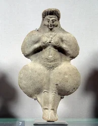 Orientalische Kunst: Terrakotta-Statuette einer Frau, die ihre Brüste hält, wahrscheinliche Darstellung von Ishtar, Göttin der Fruchtbarkeit. Aus Susa. Iran. Elamische Periode. 14.-12. Jahrhundert v. Chr. Paris, Louvre Museum