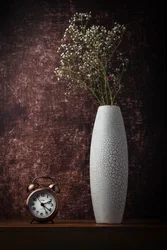 Vintage-Uhr und Blumen