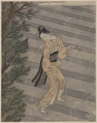 Junge Frau steigt die Steinstufen zu einem Shinto-Schrein hinauf