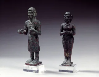 Statuetten von Verehrern und Göttin in Bronze, aus Syrien 2300-2000 v. Chr. Paris, Louvre Museum