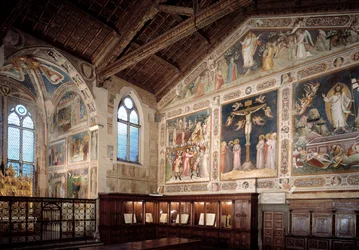 Innenansicht der Sakristei mit Fresken, die die Passion Jesu darstellen