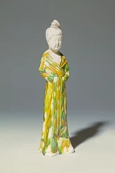 Helle Sancai-Tonfigur einer stehenden Hofdame, Tang-Dynastie