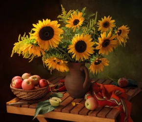 Herbstliche Sonnenblumen und Äpfel