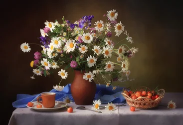 Gänseblümchen und Kirschen-Stillleben