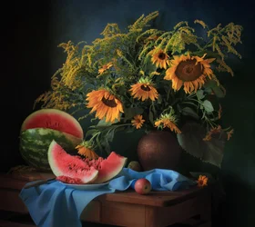 Goldene Sonnenblumen und Wassermelone