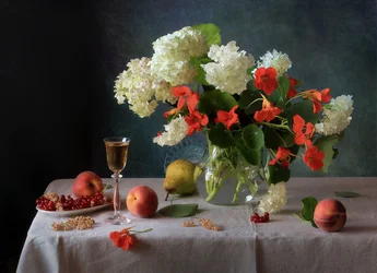 Lebendige Früchte und Blumen