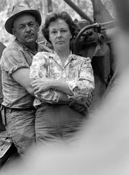 Mann und Frau, Ehemann und Ehefrau, umarmen sich und entspannen sich am Ende des Arbeitstages