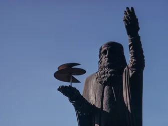 Statue von Leonardo da Vinci, der eine Luftschraube hält, am Flughafen Fiumicino-Leonardo da...