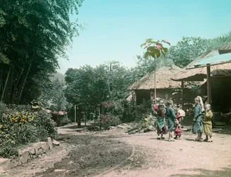 Kinder spielen auf der Straße nach Miyanoshita, um 1900 - 1915