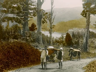 Japanisches Mädchen in einem Kago, Hakone-Region, um 1900 - 1915