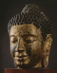 Riesiger Buddha-Kopf mit geschlossenen Augen, Srivijaya-Stil
