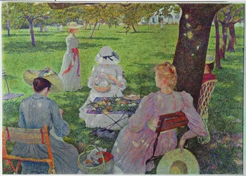Familie in einem Garten mit Obstbäumen