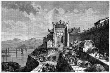 Ansicht des Shanghai-Tors am Huangpu-Fluss, China in den Jahren 1870-1880. Gravur nach einer Zeichnung von Weber, veröffentlicht in „Le Tour du Monde, Nouveau journal des Voyages“, herausgegeben von Edouard Charton, Paris