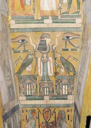 Inneres des Sarges von Imenemipet mit der Darstellung des Udjat-Auges und einer Frau mit erhobenen Armen, 21.-22. Dynastie