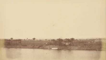 Ufer des Nils mit Palmen und Boot