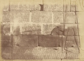 Nahaufnahme von Hieroglypheninschriften und Skulpturen (Liste der besiegten Nationen), Karnak
