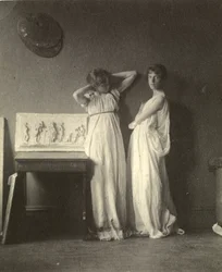 Zwei weibliche Modelle in klassischer Kostümierung mit Eakins