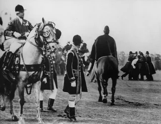 Eine Suffragette versucht, den König anzugreifen, als er ankommt, um das Parlament zu eröffnen, 1908