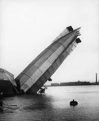 Wrack des größten Luftschiffs Großbritanniens, The Mayfly, in Barrow, 1911