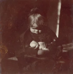 Betty Reynolds mit Puppe auf dem Schoß, ca. 1885