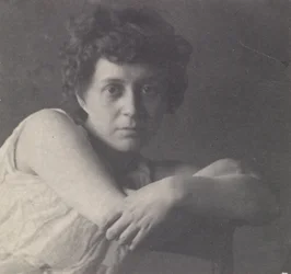 [Katherine Cook im klassischen Kostüm]