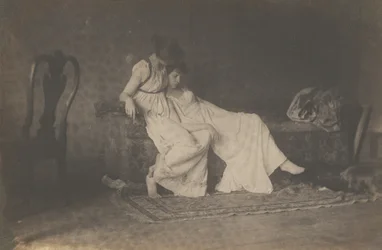 Zwei Studentinnen in klassischem Kostüm im Studio von Eakins