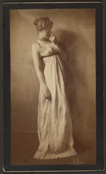 Frau in klassischem Kostüm