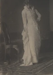 [Frau im weißen Spitzenkleid im Studio von Thomas Eakins], 1880er Jahre
