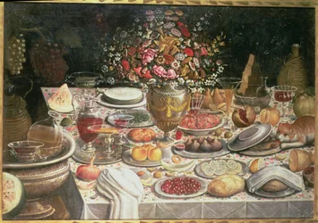 Stillleben eines mit Essen, Getränken und einer Blumenvase beladenen Tisches