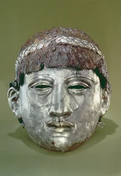 Helm in zwei Teilen