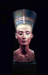 Büste der Nofretete (ca. 1370-1330 v. Chr.) Große Königliche Gemahlin des ägyptischen Pharaos Echnaton. Nofretete und ihr Mann waren für eine religiöse Revolution bekannt. Sie begannen, nur einen Gott zu verehren, Aten, die Sonnenscheibe.