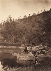 Blick auf den Apache-See, Sierra Blanca Range, Arizona, mit zwei Apache-Scouts im Vordergrund