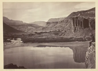 Blick über den Colorado River zum Mund des Paria Creek