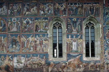 Heiligenfiguren, Fresko an den Außenwänden des Klosters Moldovita