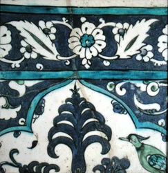 Isnik-Fliese mit Blumendesign und Rand (Irdenware mit farbiger Unterglasur)