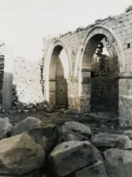 Säule und Bögen, Innenraum der christlichen Basilika der Jungfrau Maria gewidmet, Qasr Ibrim, Ägypten, Fotografie von Ugo Monneret de Villard