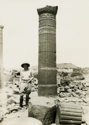 Säule mit dekorativen Reliefs, Tempelruinen im Großen Gehege, Musawwarat es Sufra, Sudan, Fotografie von Ugo Monneret de Villard