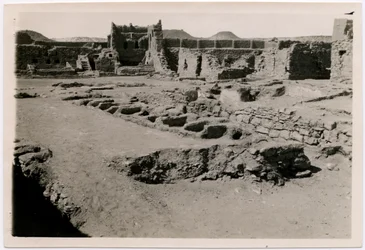 Innenraum des Klosters St. Simeon, Raum VI, Assuan, Ägypten, Fotografie von Ugo Monneret de Villard