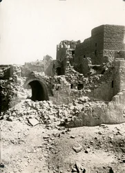 Großer Turm (Qasr) des Klosters St. Simeon, Assuan, Ägypten, Fotografie von Ugo Monneret de Villard