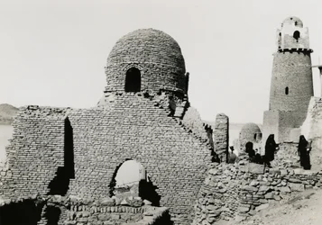 Minarett von al-Mashhad al-Bahari und Ruinen der Moschee, nahe Assuan, Ägypten, Fotografie von Ugo Monneret de Villard