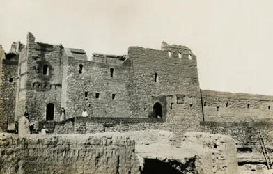 Kloster St. Simeon nach seiner Restaurierung, Assuan, Ägypten, Fotografie von Ugo Monneret de Villard