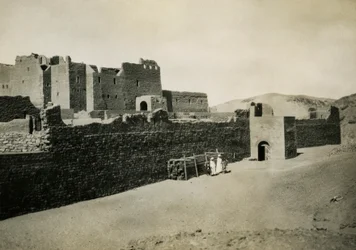 Kloster St. Simeon, von außen mit östlicher Mauer gesehen, Assuan, Ägypten, Fotografie von Ugo Monneret de Villard