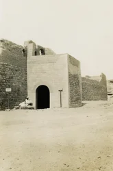 Kloster St. Simeon, Ansicht des Tores und des orientalischen Turms, Assuan, Ägypten, Fotografie von Ugo Monneret de Villard