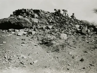 Ruinen in der Region Goz Regeb, Sudan, Fotografie von Ugo Monneret de Villard, um 1925