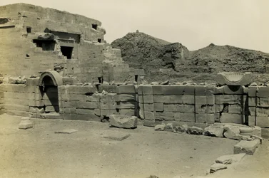 Ruinen der koptischen Kirche in der Nähe des Hathor-Tempels, Dendera, Ägypten, Fotografie von Ugo Monneret de Villard