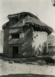 Quadratische Hütte mit Strohdach, Axum, Äthiopien, Fotografie von Ugo Monneret de Villard