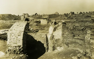 Dreilappiges Gebäude, al-Fustat, Ägypten, Fotografie von Ugo Monneret de Villard